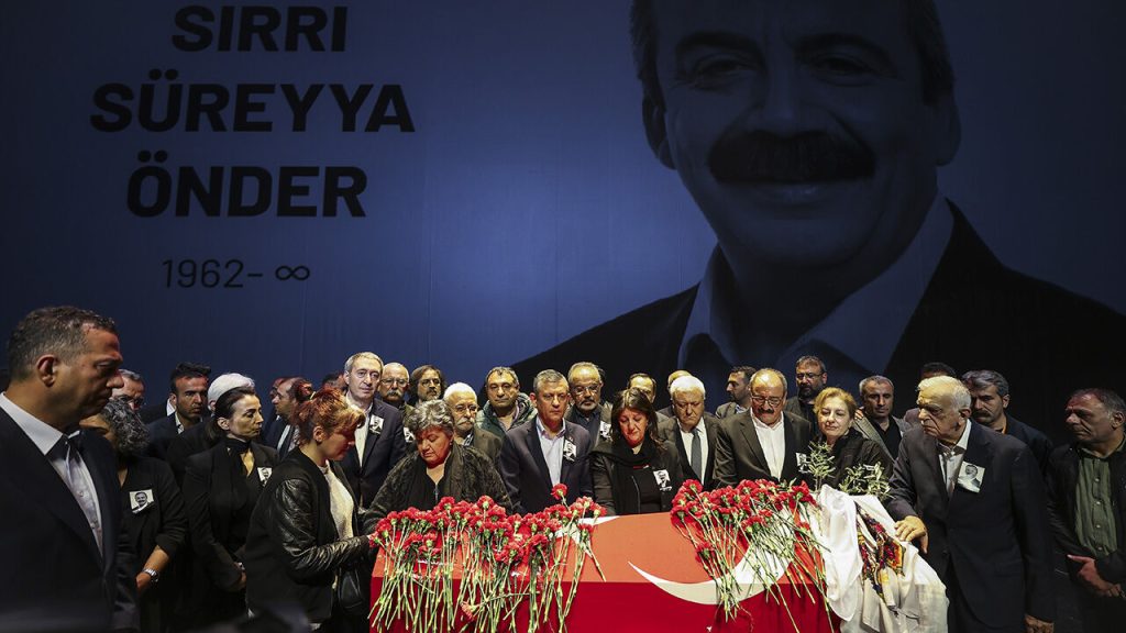 sirri-sureyya-onderin-cenaze-toreni-son-yolculuguna-ugurlaniyor-17463536296777_1