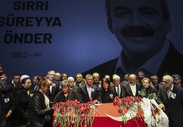 sirri-sureyya-onderin-cenaze-toreni-son-yolculuguna-ugurlaniyor-17463536296777_1